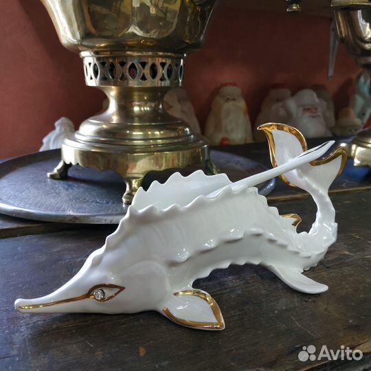 Икорница с ложечкой рыба