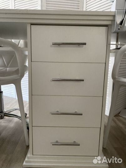 Маникюрный стол