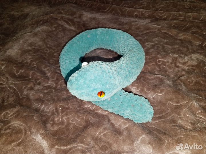 Вязаная игрушка змея