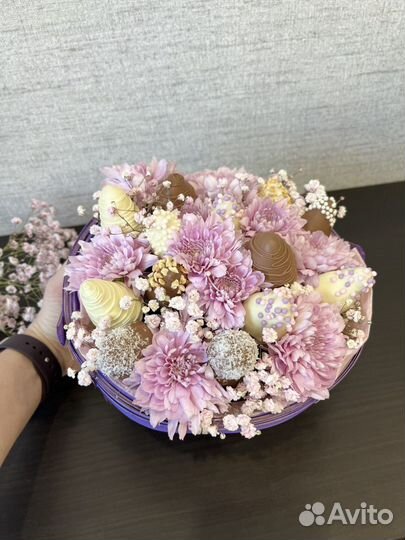 Клубника в шоколаде в корзине подарок на 8 марта