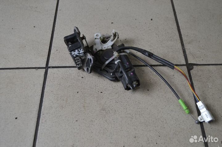 Замок багажника Toyota Noah R60