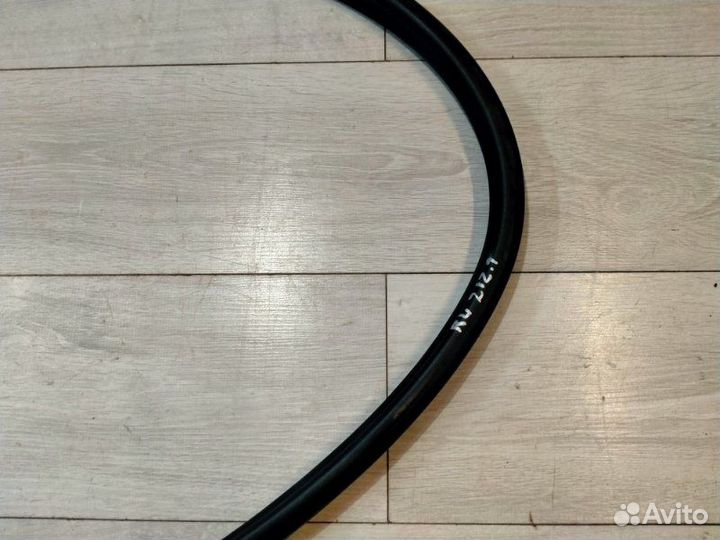 Уплотнитель дверного проема задний левый