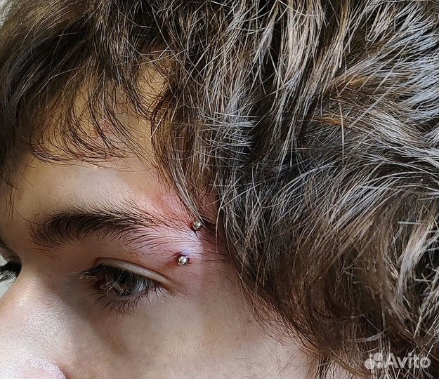 Прокол брови