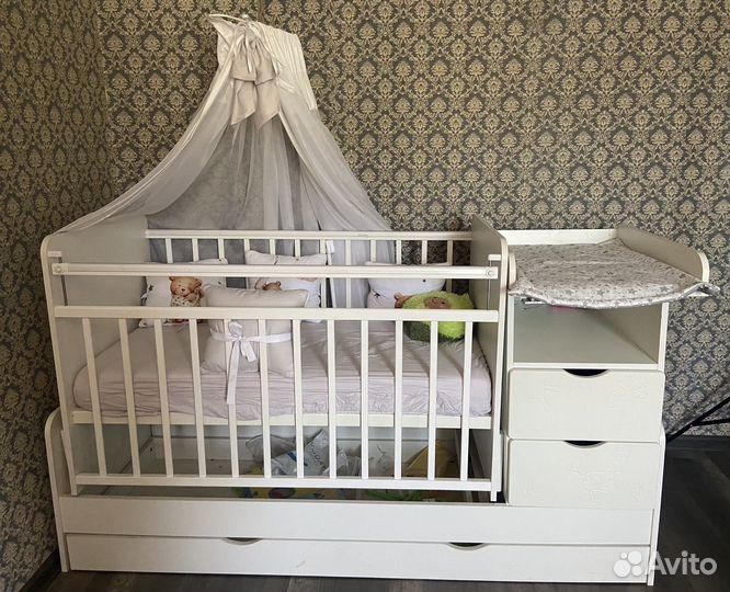 Детская кроватка с маятником