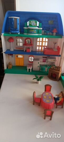 Кукольный домик с мебелью и куклами