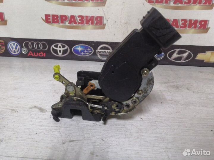 Замок двери задний левый Toyota Corolla AE110