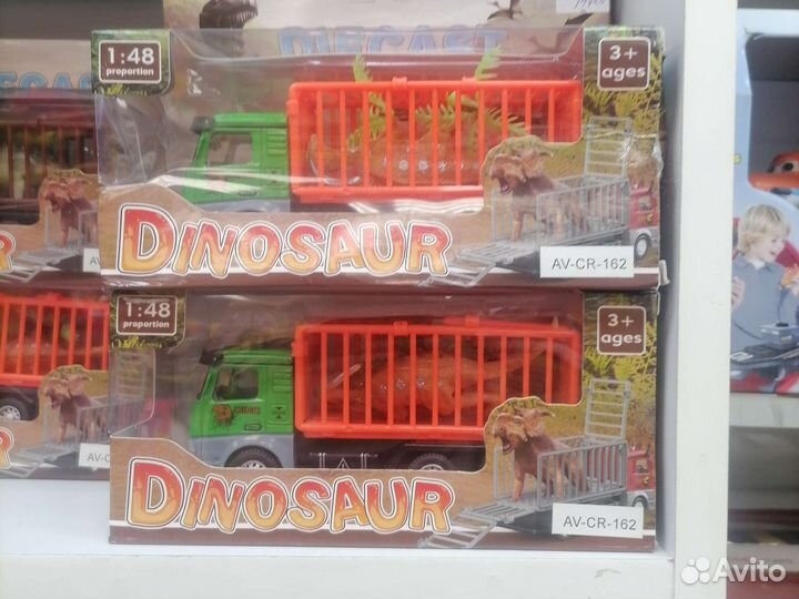 Машина с динозавром в клетке