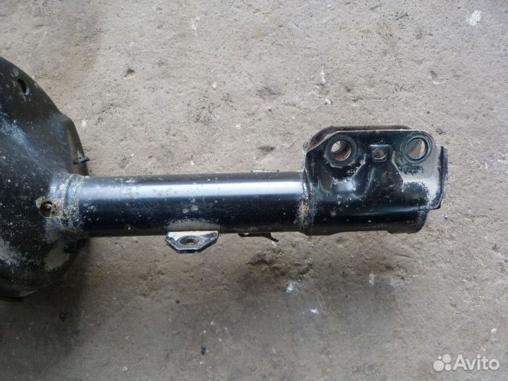 Амортизатор передний правый Toyota RAV 4 2000-2005