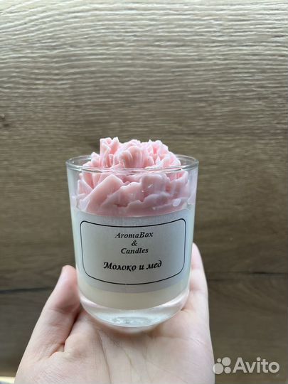 Свеча в стакане с цветком пион