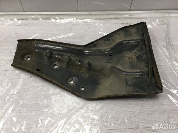 Кронштейн крыла передний правый Scania P124 12