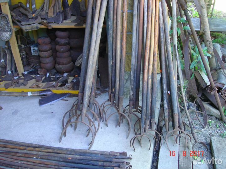 Кованные ухваты с черенком. Рогач с древком сковор