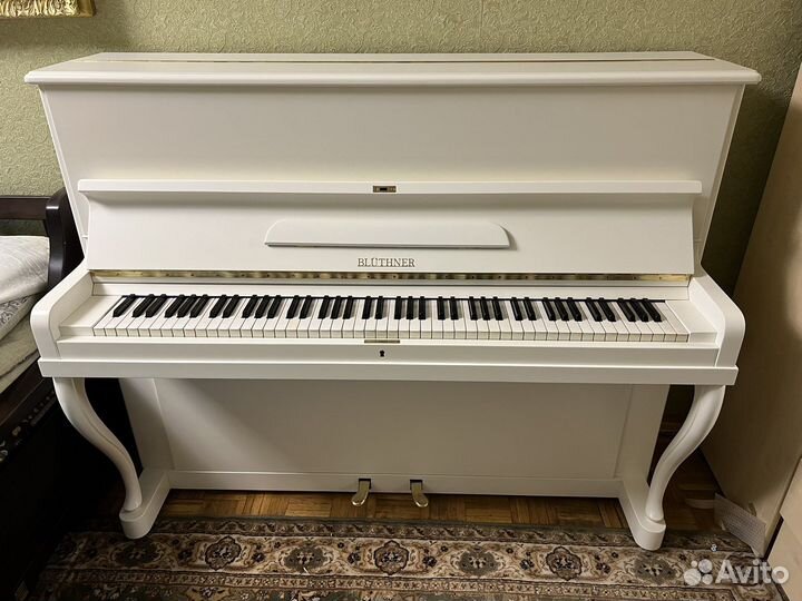 Белое Пианино Bluthner
