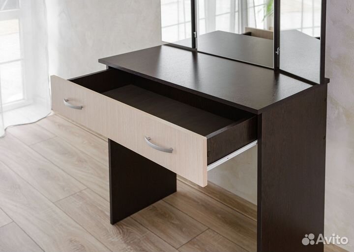 Макияжный столик бежевый