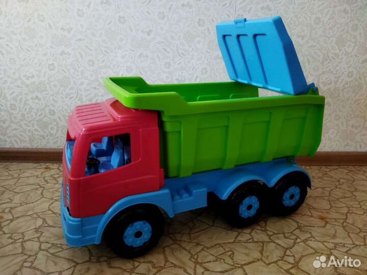 Грузовик огромный