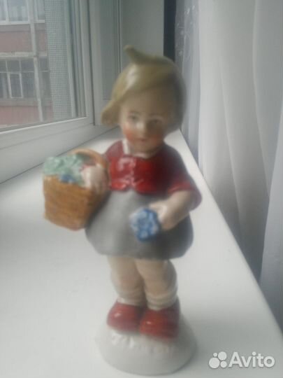 Довоенная статуэтка Девочка с корзинкой