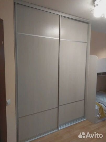 Рабочая зона у окна шкаф