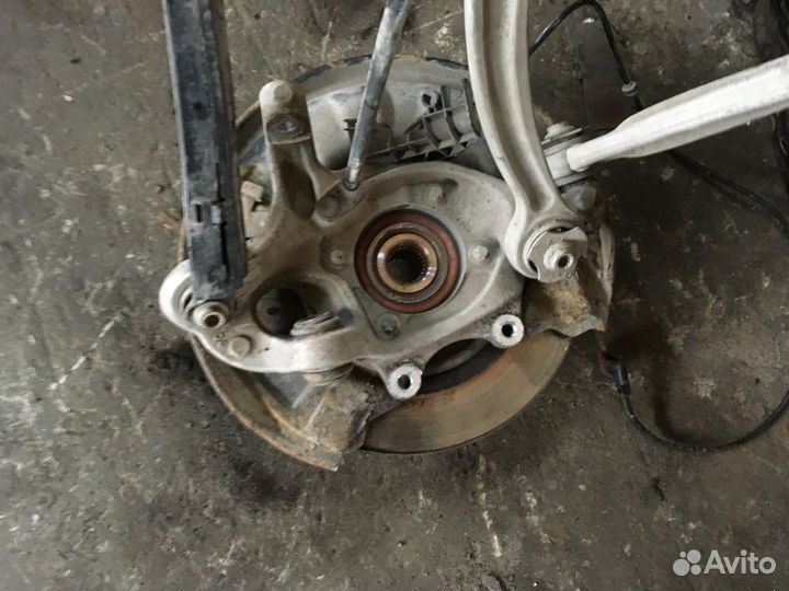 Кулак задний правый в сборе со ступицей