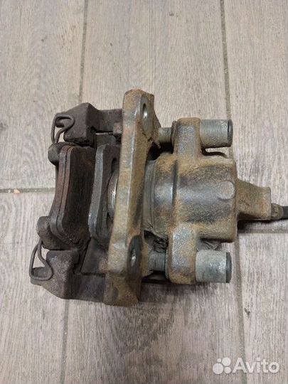 Суппорт тормозной задний левый Volvo XC90 рест