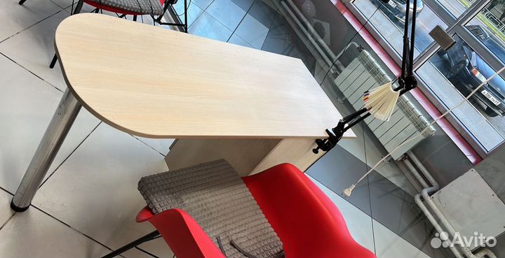 Маникюрный стол