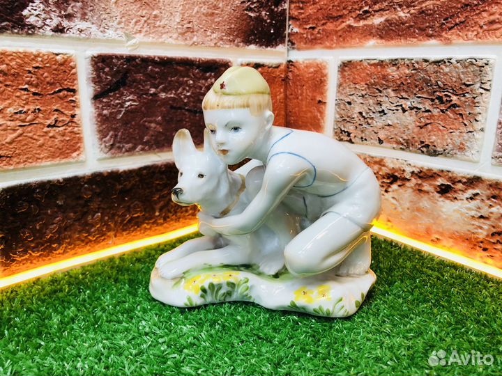 Z.12768 Статуэтка лфз мальчик с собакой