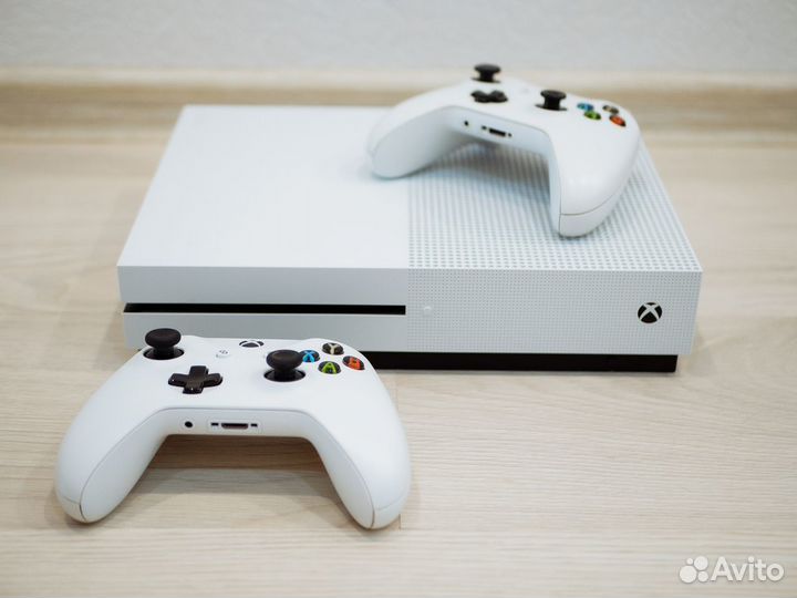 Xbox One S 1 Tb + 2 геймпада