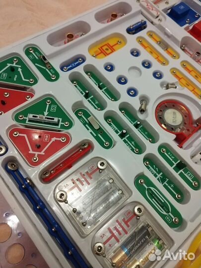 Электронный конструктор Знаток