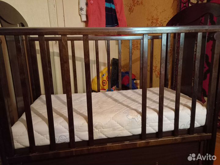 Детская кроватка с маятником