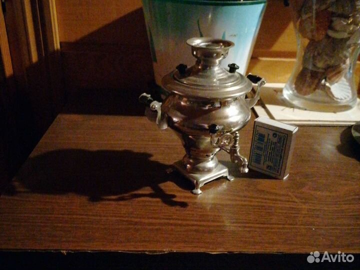 Самовар и поднос с рюмками
