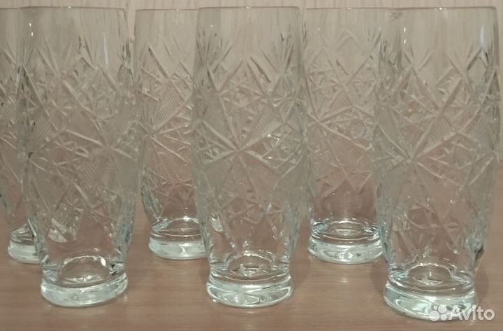 Хрустальные стаканы, графин и кувшин