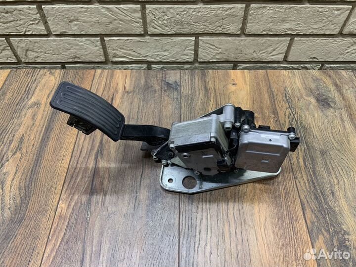 Infiniti QX56/QX80 Педаль газа