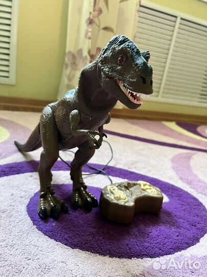 Динозавр на пульте управления