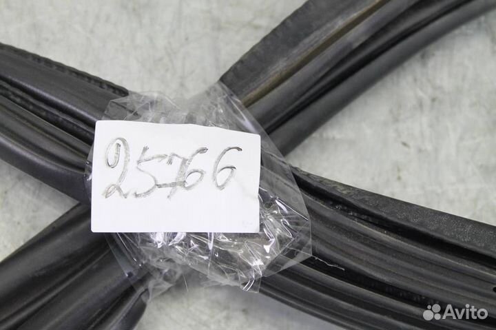 Уплотнитель кузова задней правой двери Audi A6(C