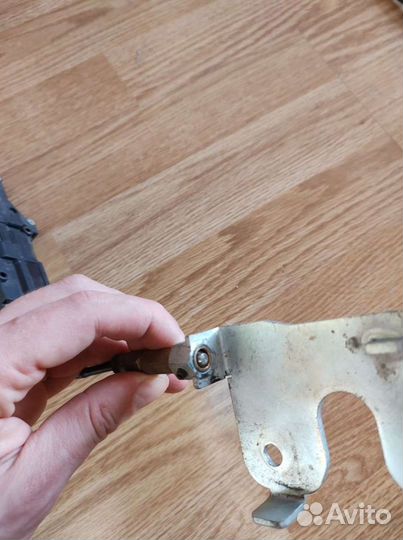 Противоугонный замок капота Audi Q7 2006-2015