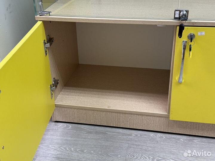 Стеклянная витрина бу