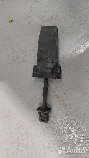 Ограничитель передней левой двери skoda rapid