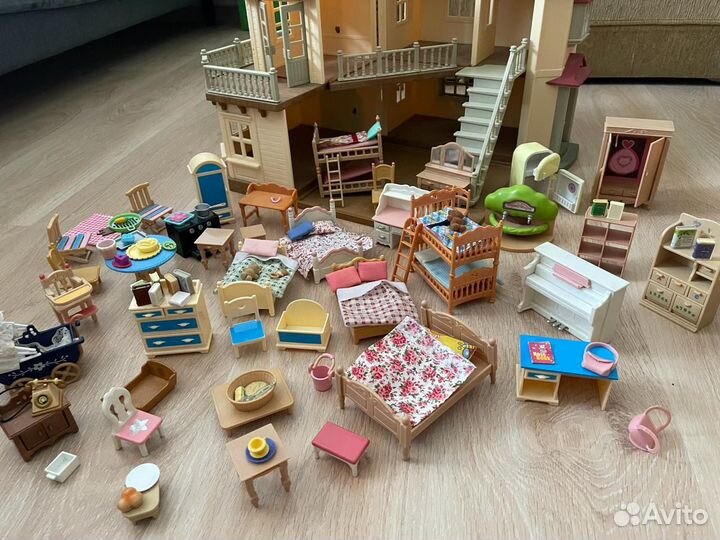 Кукольный домик с мебелью