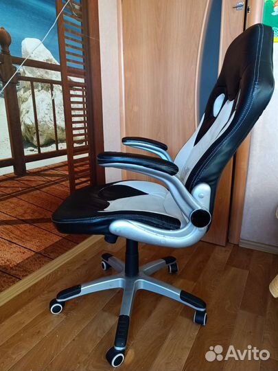 Компьютерное кресло игровое под ремонт