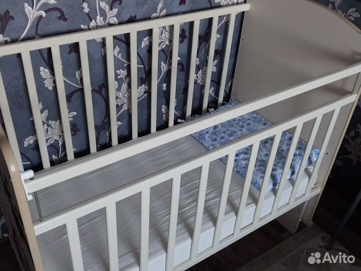 Детская кроватка с маятником
