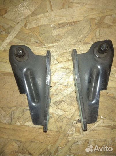 Кронштейн багажника Форд Фокус 3