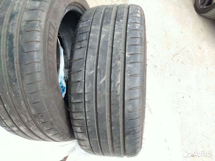Michelin Pilot Sport 4 235/45 R17 95Y