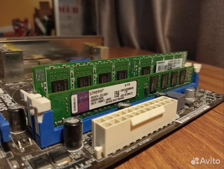 Материнская плата с процессором и памятью