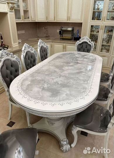 Обеденный стол и стулья