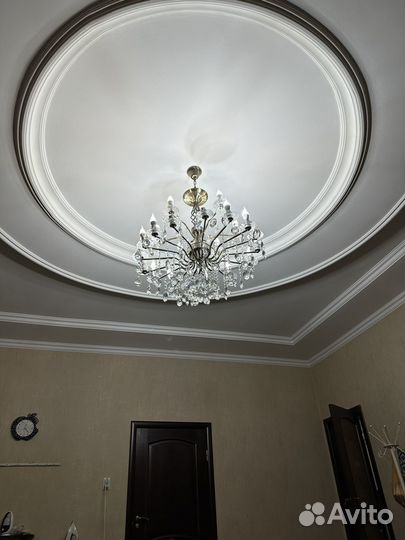 Диван и люстра