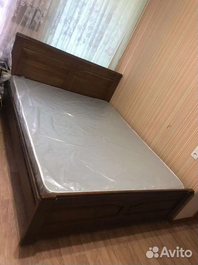 Кровать двухспальная с матрасом новая