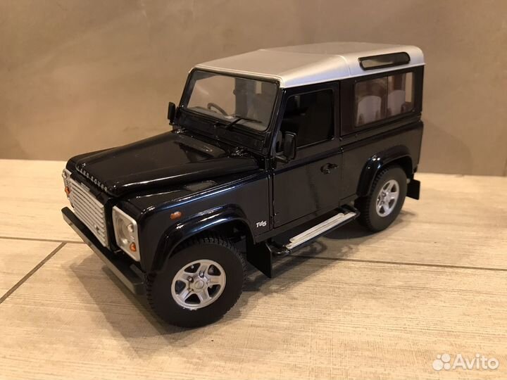 Land Rover Defender 1:18