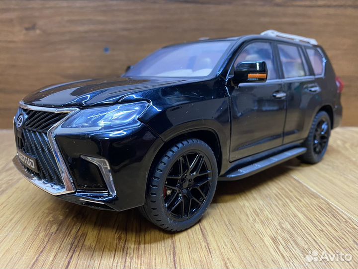 Металлическая модель машинки Lexus LX570. 1:18