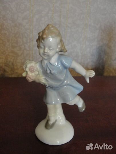 Фарфоровые фигурки Три музыканта и др
