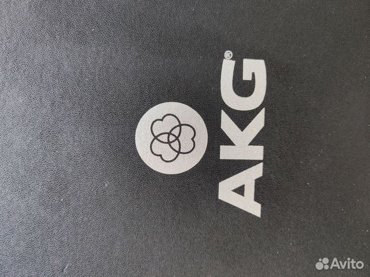 Студийный конденсаторный микрофон AKG220