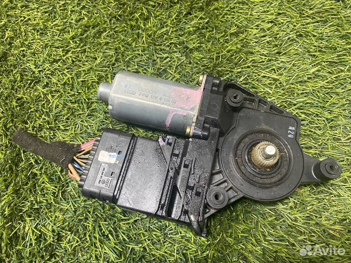 Моторчик стеклоподъёмника задний правый Volkswagen
