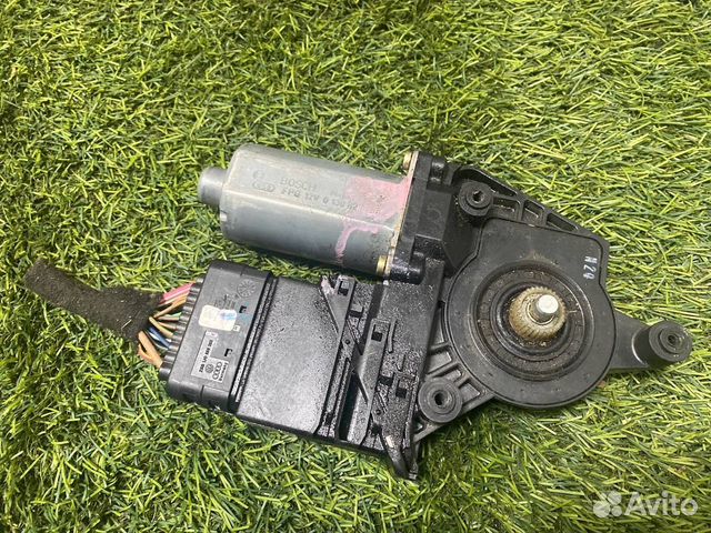 Моторчик стеклоподъёмника задний правый Volkswagen
